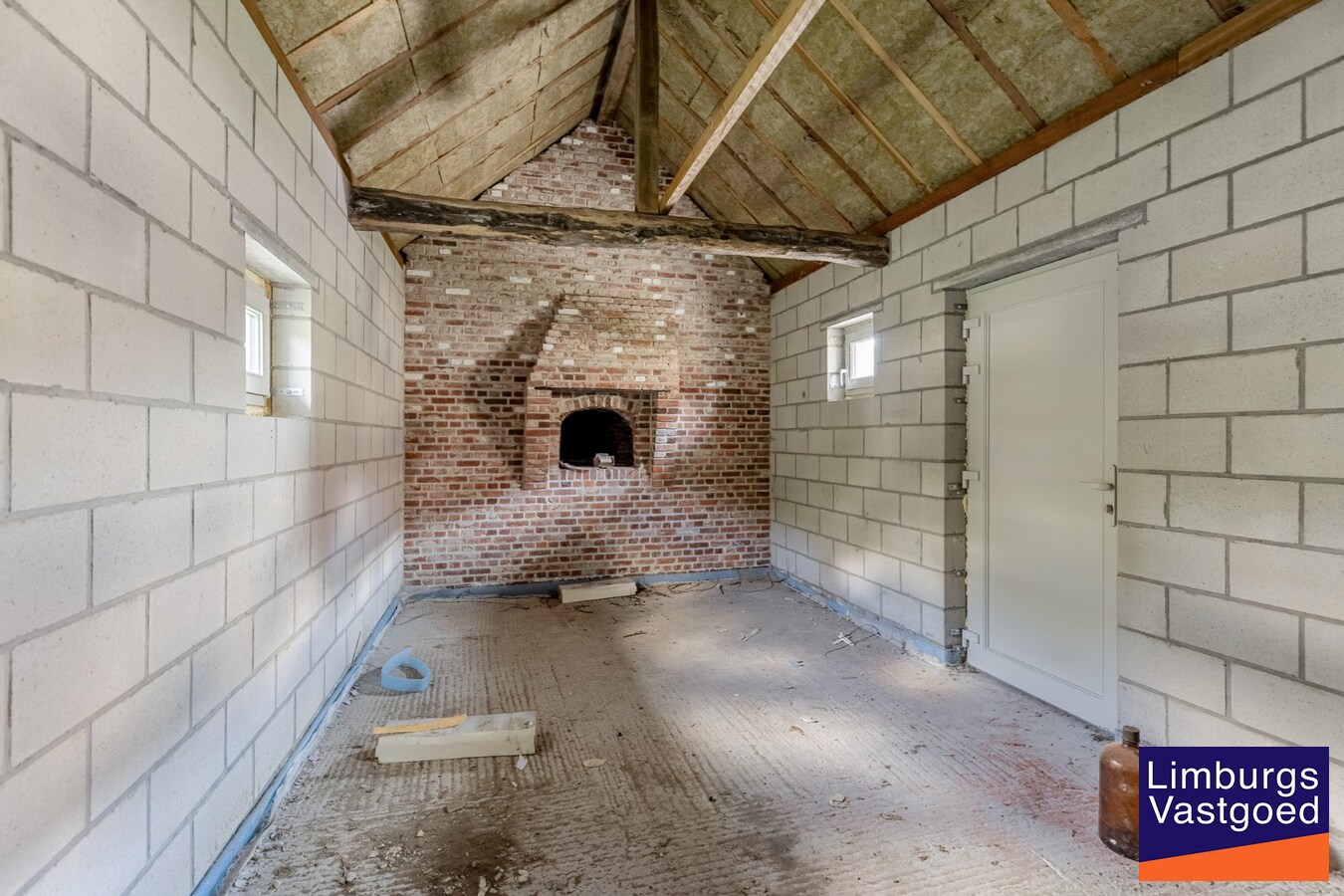 UNIEKE VIERKANTSHOEVE met paardenstallen op 7,34 hectare met vergunning voor zwembad en poolhouse 