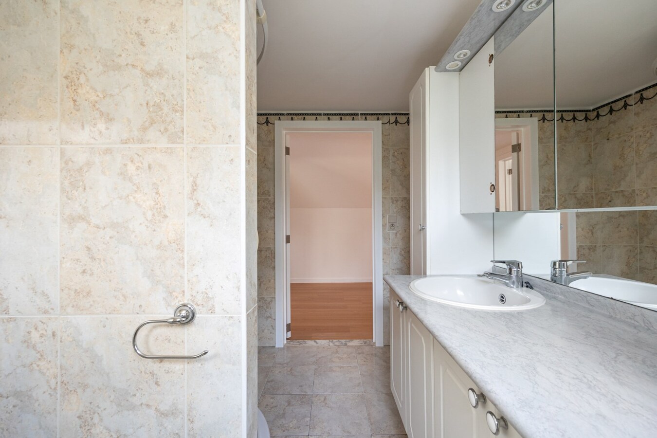 Landelijke, gerenoveerde woning met 4 slaapkamers op perceel van 2.322 m² 