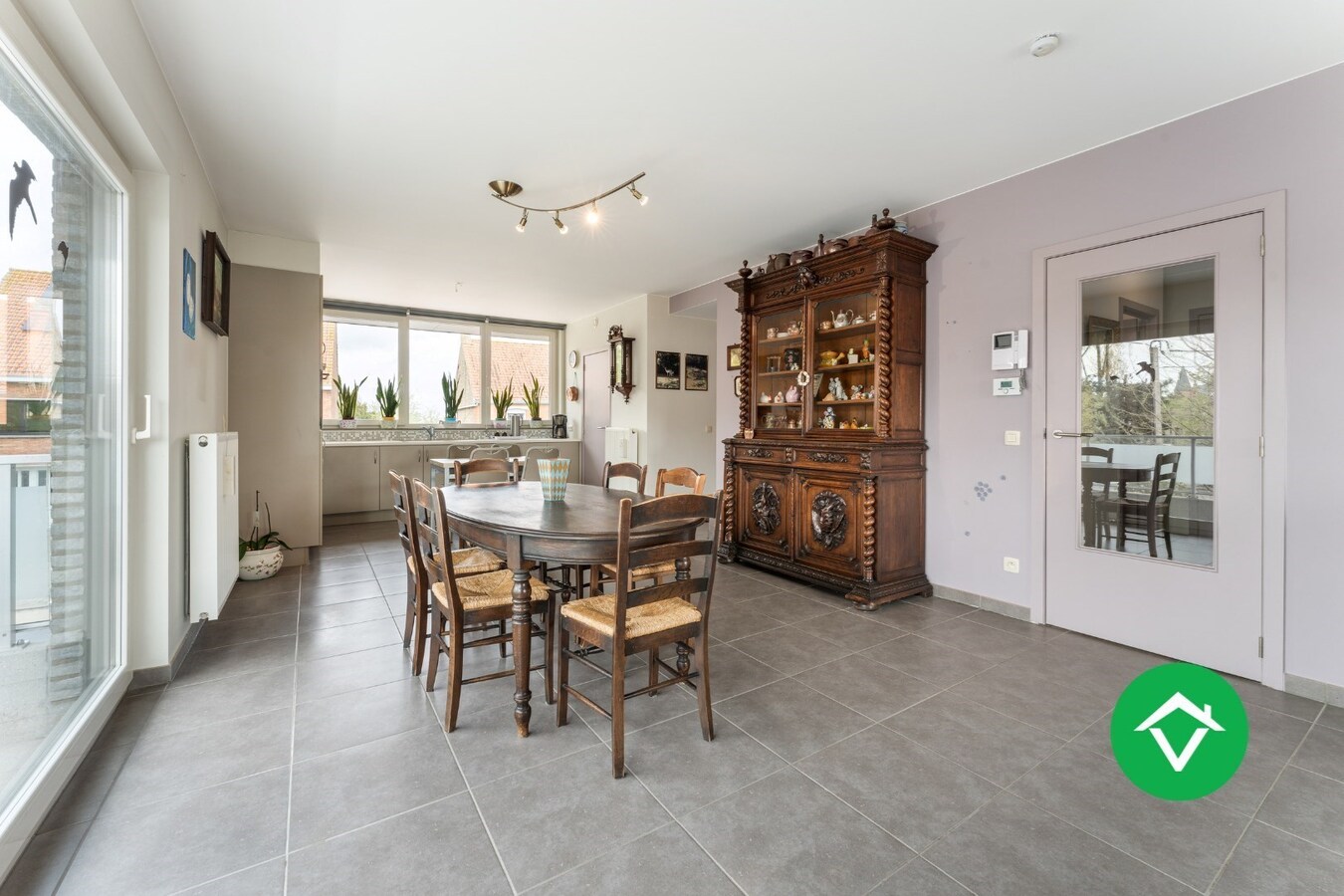 Instapklaar appartement met 2 slaapkamers en grote terrassen te Leke 