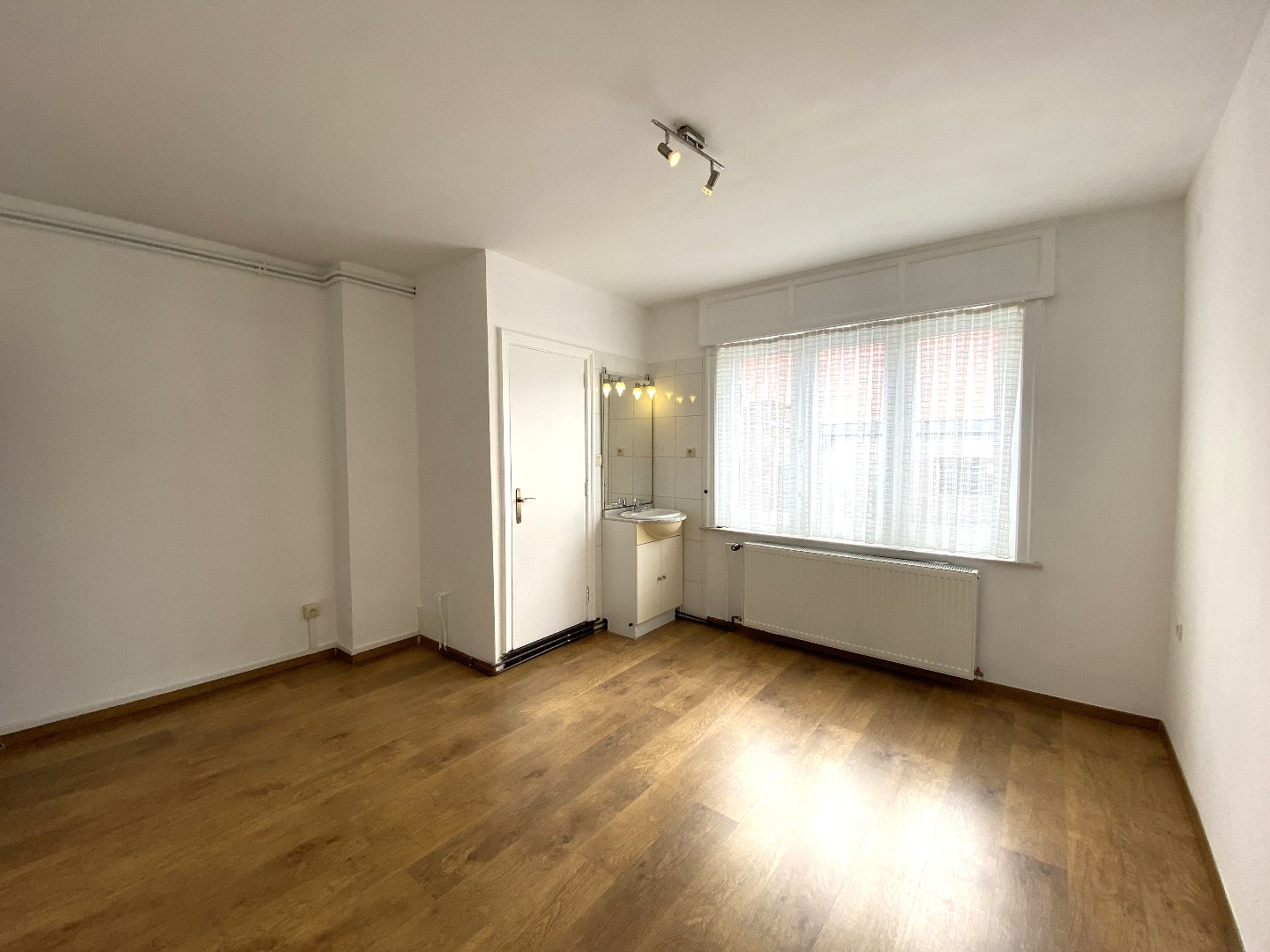 Authentieke burgerwoning met ruime garage en uitweg achteraan! 