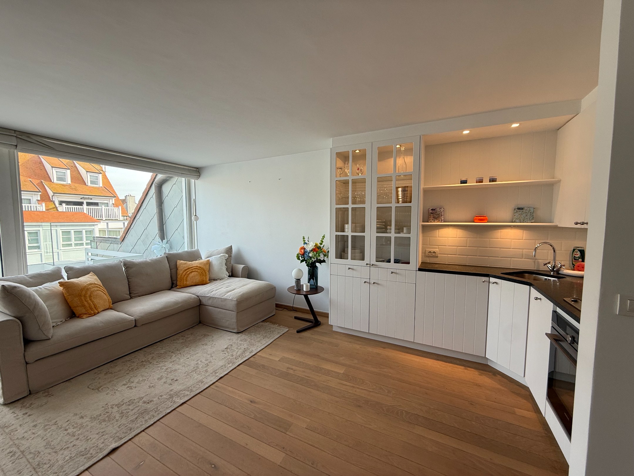 GEMEUBELD - UNIEKE PENTHOUSE met uitzonderlijk ruime terrassen gelegen op de DUMORTIERLAAN te Knokke. 