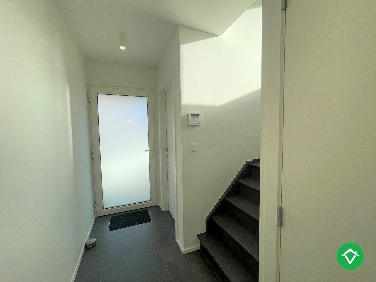 Ruime, gerenoveerde woning met twee slaapkamers te Roeselare 