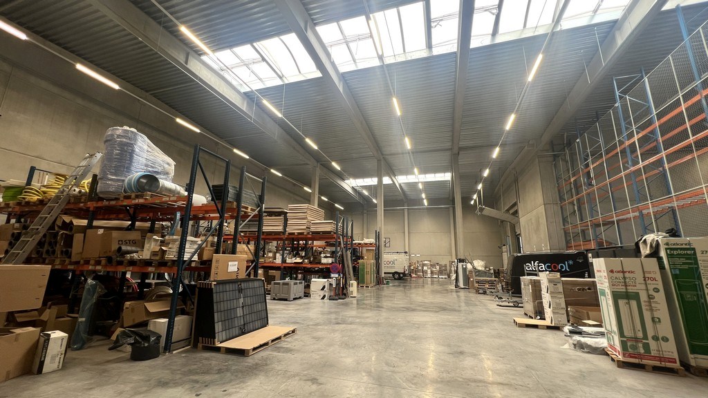 Recent bedrijfsgebouw te huur langs E40 in Erembodegem