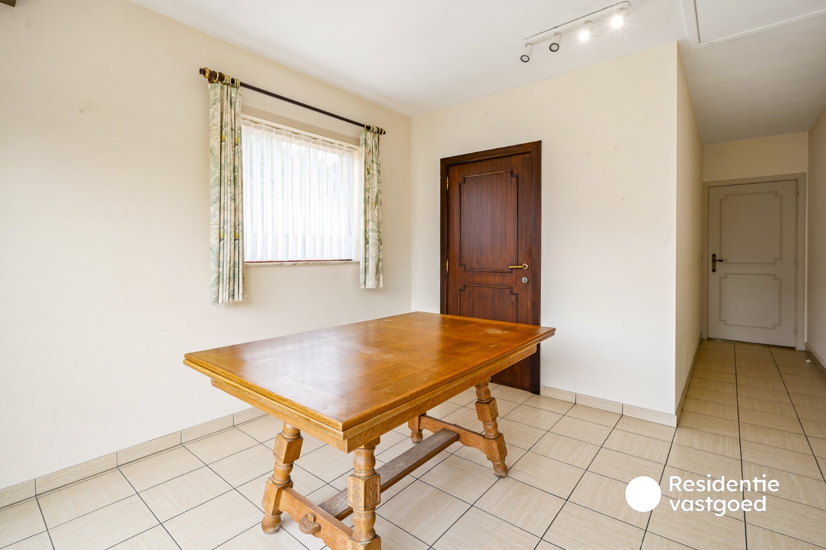 Statige gelijkvloerse villa op een terrein van 2342 m² te Oostduinkerke (Koksijde). 