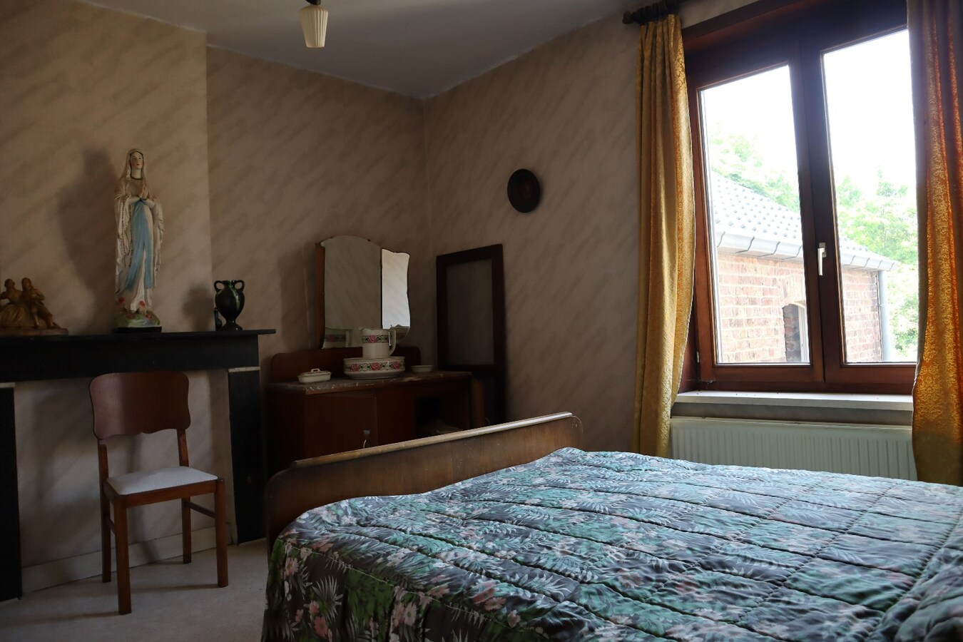 Ruime te renoveren hoeve met schuur en opslagplaatsen + mogelijkheid voor projectgrond 