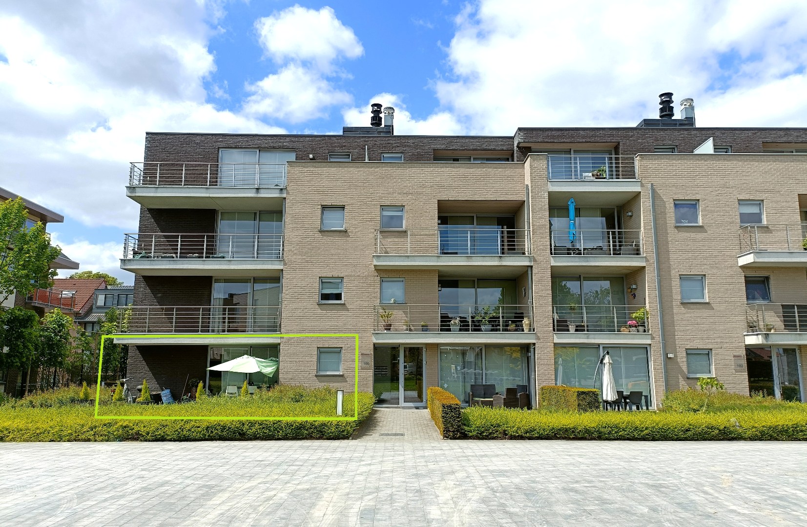 GELIJKVLOERS APPARTEMENT MET RUIM ZONNETERRAS EN GARAGE 