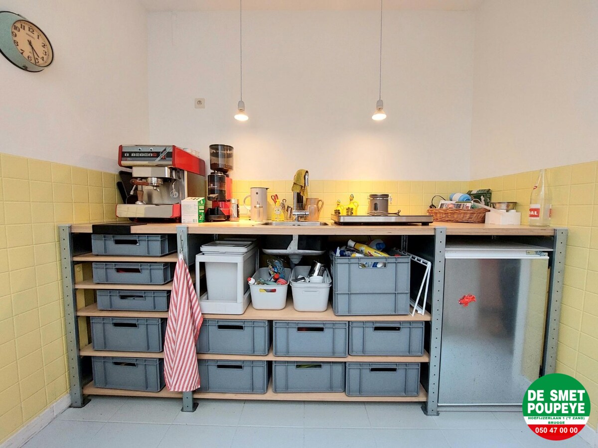 Commerciële winkelruimte met bovenliggend appartement 