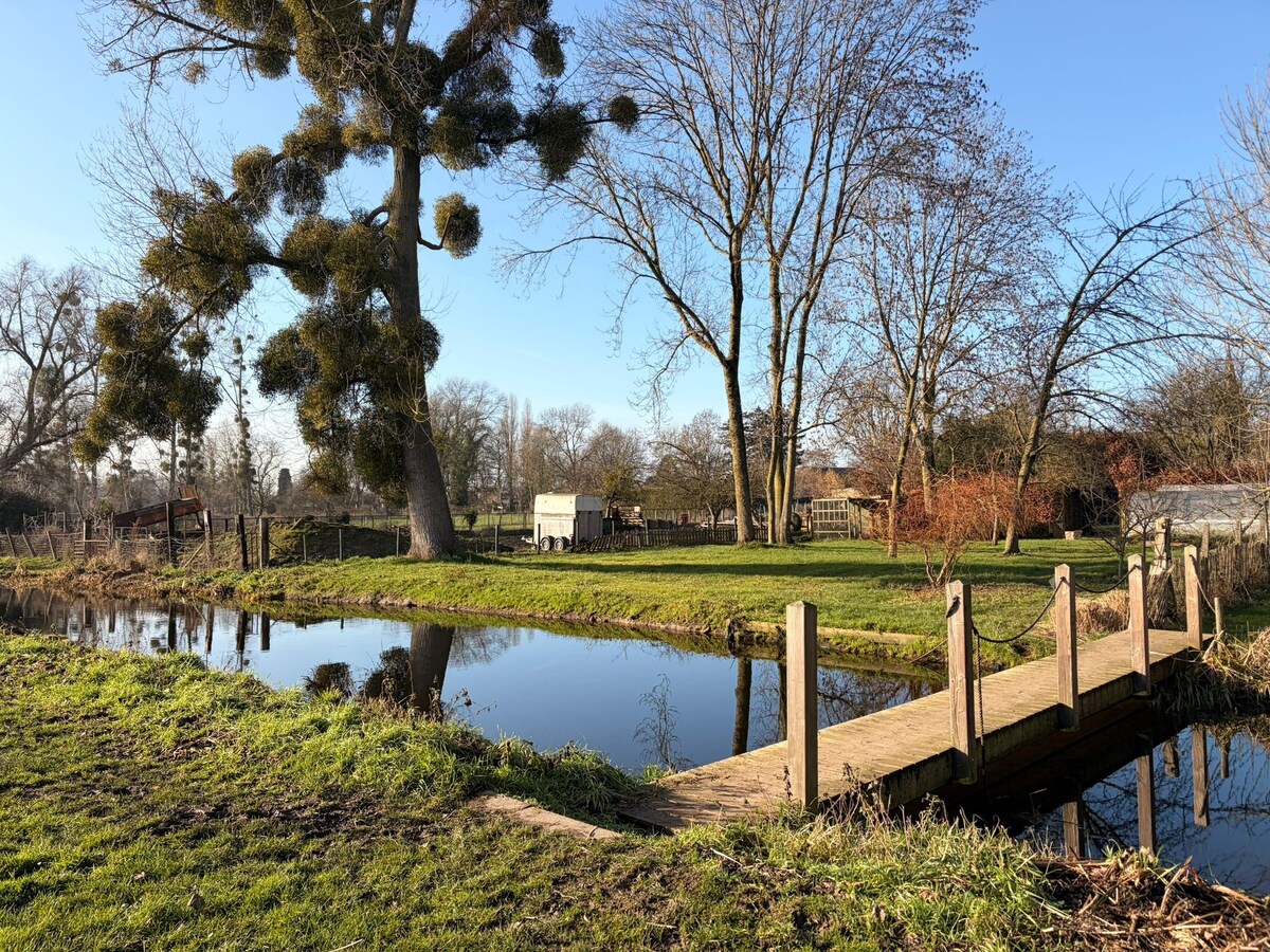 Instapklaar landhuis met bewezen B&amp;B, wellness, dierenfaciliteiten en uitzonderlijk privacy wonen en ondernemen in Maasmechelen. 