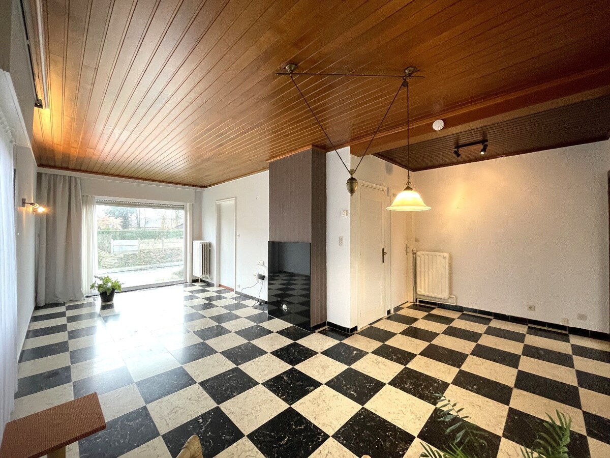 Stevige half-open bebouwing met 3 slaapkamers, tuin en garage te Moorslede 