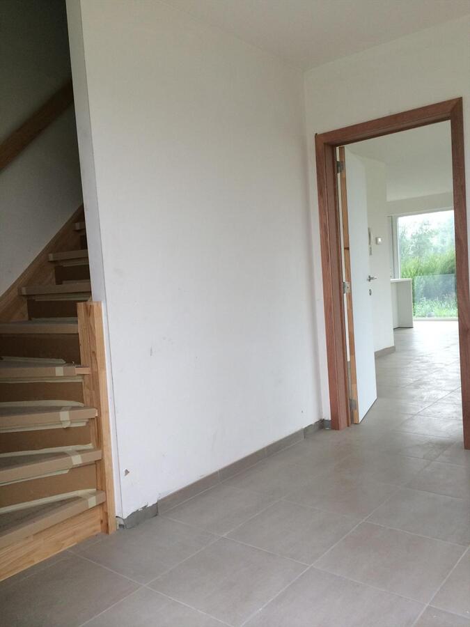 PRACHTIGE HALF OPEN BEBOUWING MET TUIN 