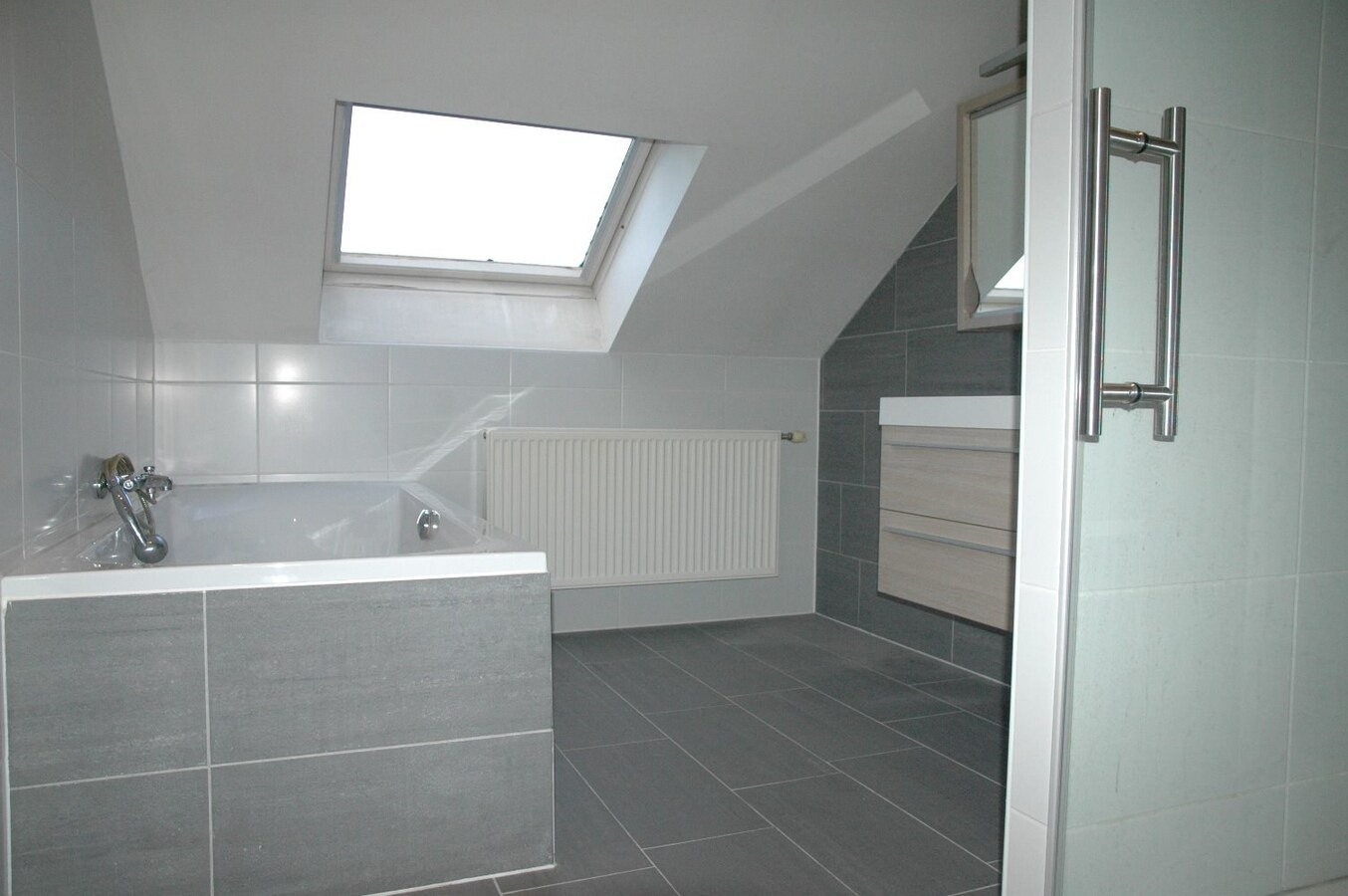 Degelijke gezinswoning met achterliggende loods/garage. 