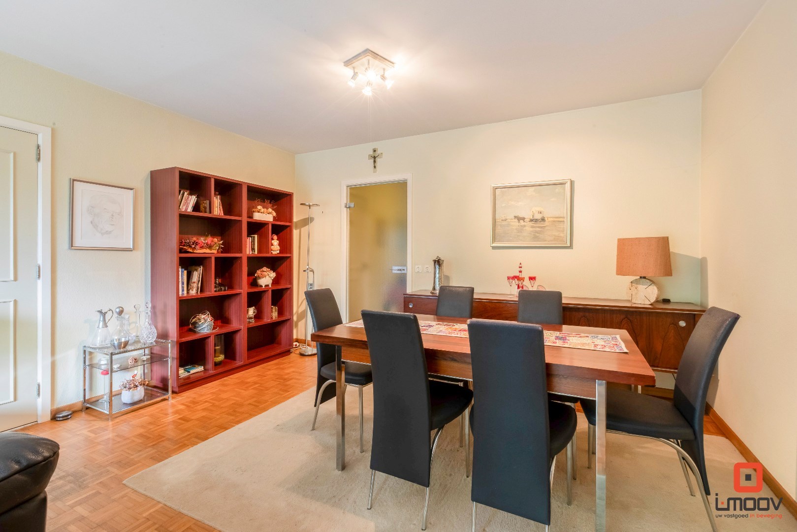 Instapklaar tweeslaapkamer appartement met garagebox in het groen 