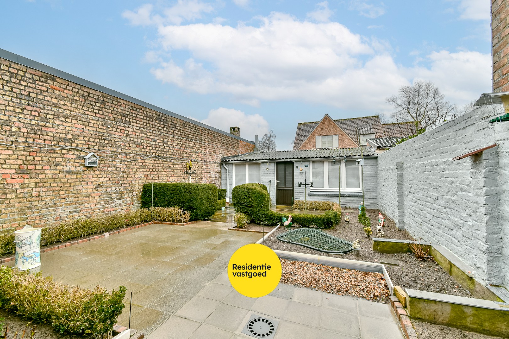 Te renoveren gezinswoning met drie slaapkamers en zongerichte tuin 