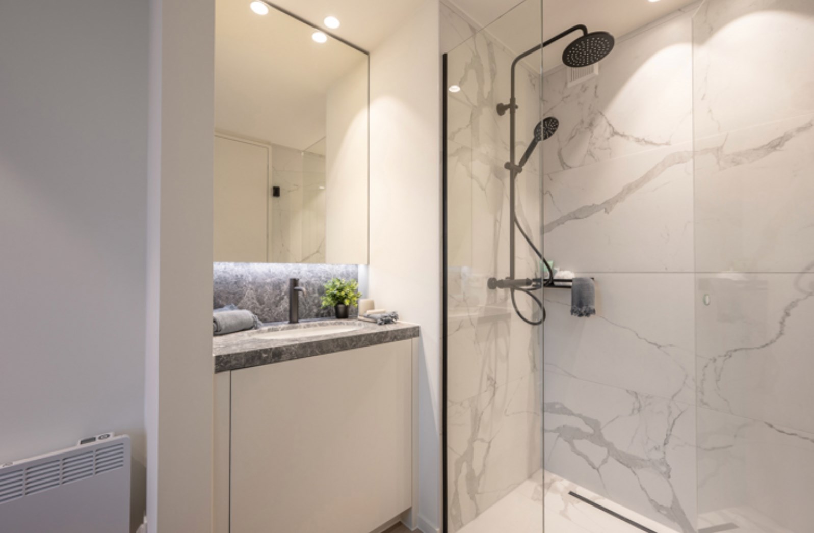 Appartement sous les toits entièrement rénové avec terrasses ensoleillées à 20 mètres de la digue de l'Albertstrand. 