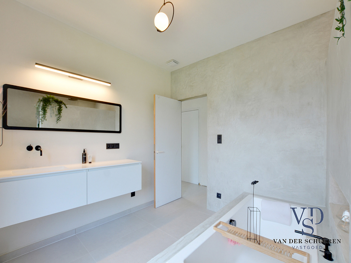 Exceptioneel gelegen, eigentijdse bungalow-villa. 