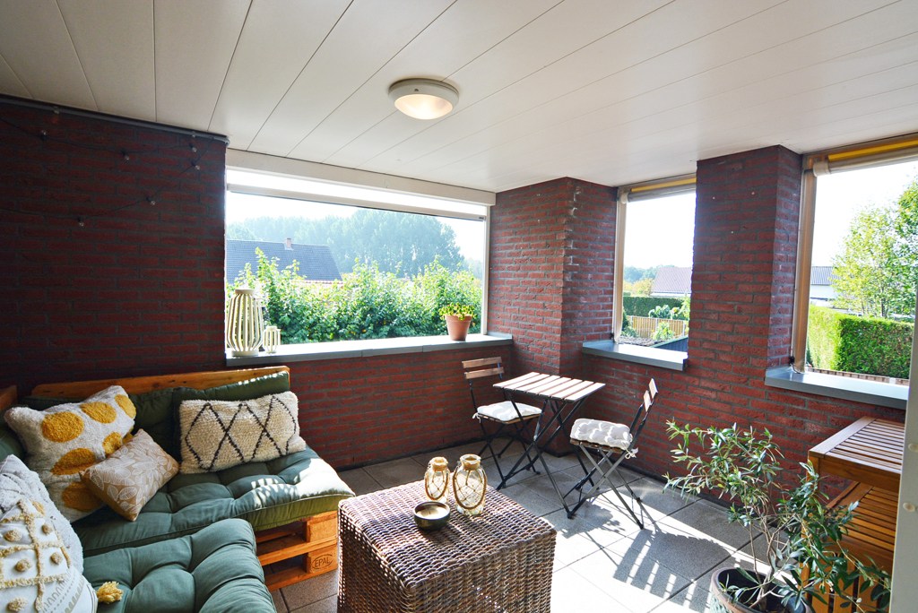 Energiezuinig duplex-appartement met 2 slpk, terras en carport met berging. 