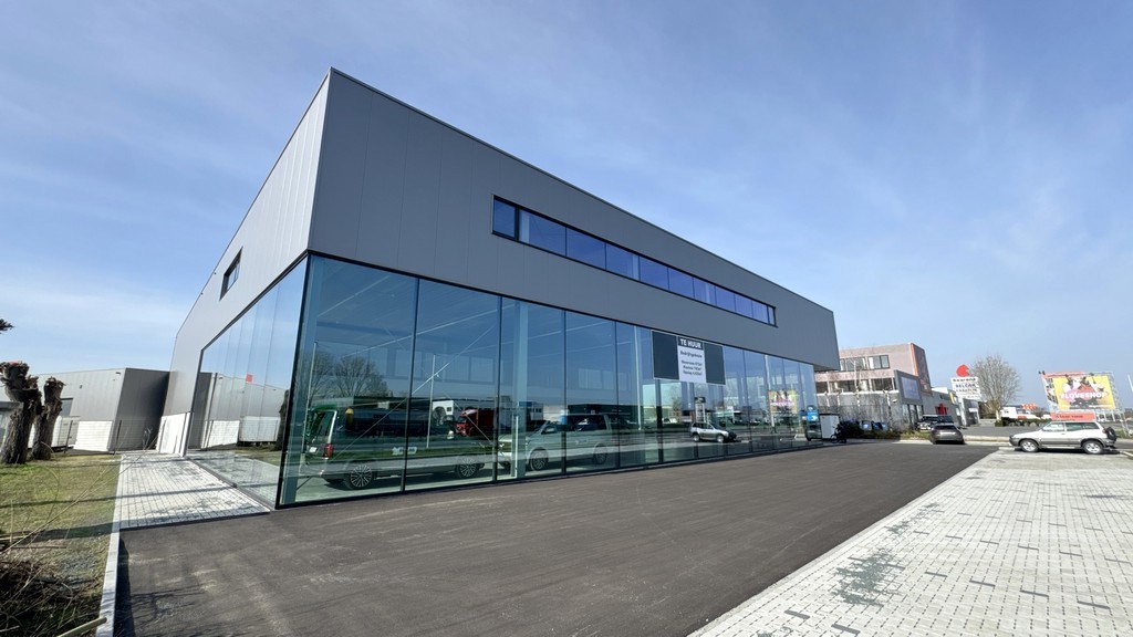 Nieuwbouw showroom met magazijn te huur aan A12 in Aartselaar