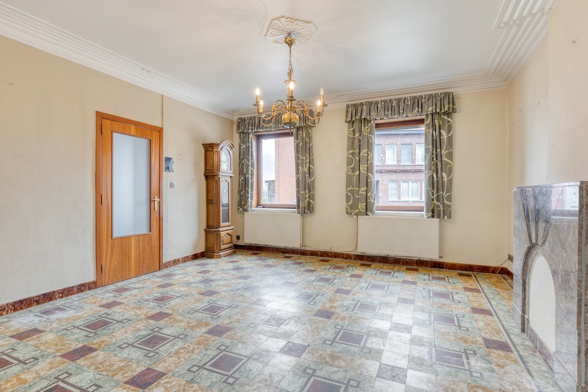 Mogelijkheid om te splitsen in 2 woningen - Half open bebouwing (hoeve) met 5 slaapkamers, tuin, terras en zeer ruime garage in Oorbeek (Tienen)! – EPC 730 kWh/m² - bewoonbare opp. 195 m² 