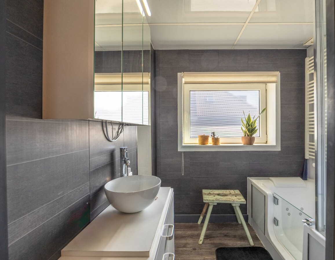 Charmante en lichtrijke gezinswoning met tuin in rustige, groene omgeving te Heist. 