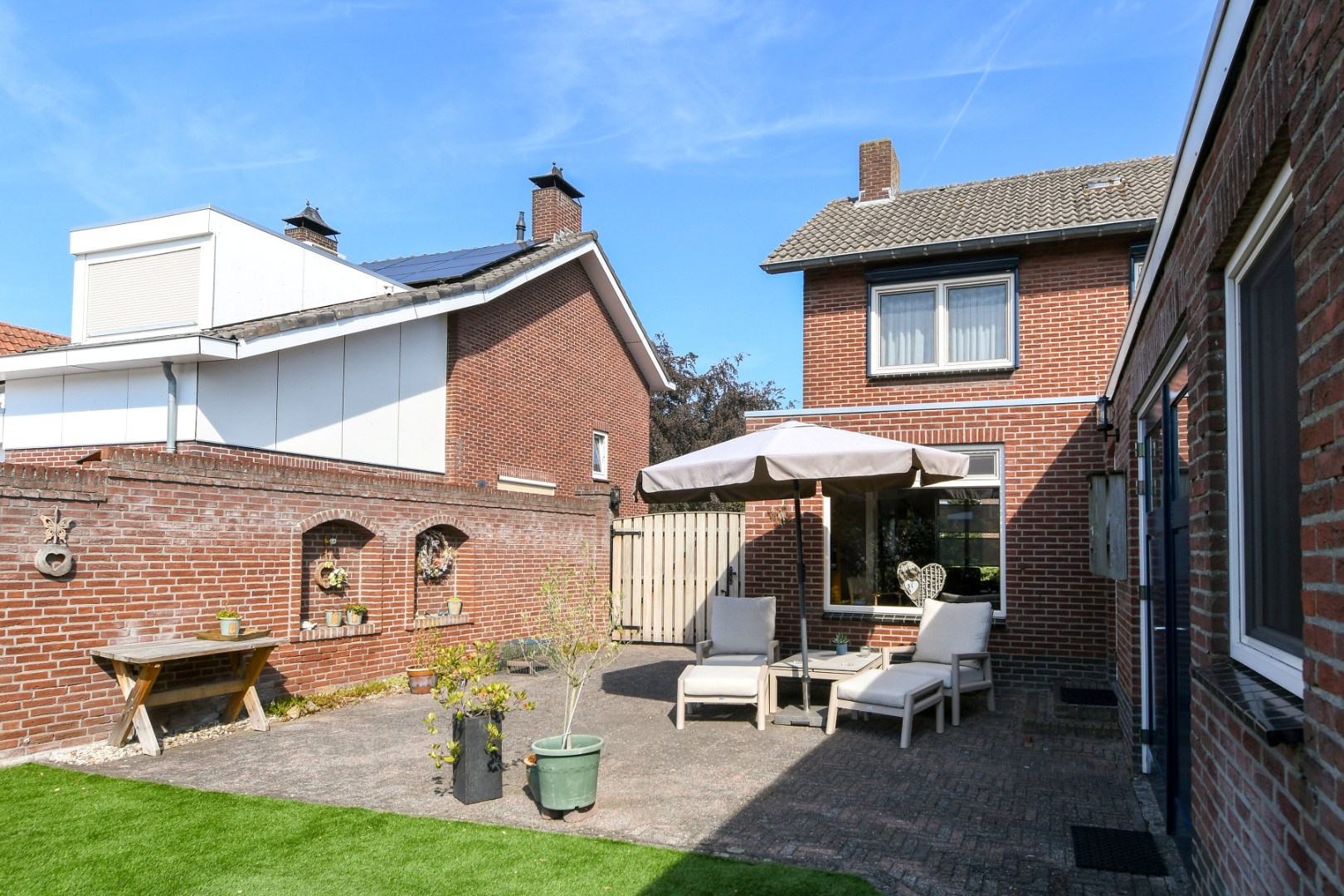 Verrassend ruim geschakeld/vrijstaand woonhuis met vier slaapkamers, inpandige garage en tuin met volop privacy in hartje Koningslust 