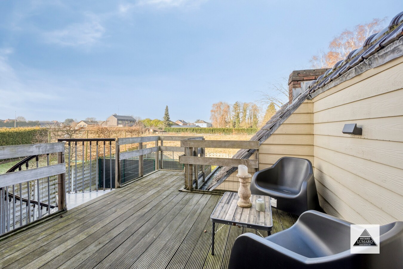 Vernieuwd duplex app. met 3 slaapkamers, terras, parking 