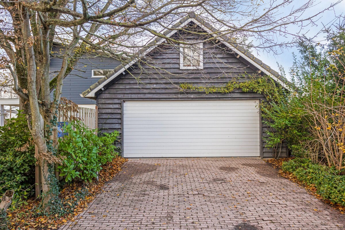 T.A. Makelaardij biedt aan: moderne architectonische vrijstaande villa met extra brede vrijstaande garage en royale private tuin rondom. 