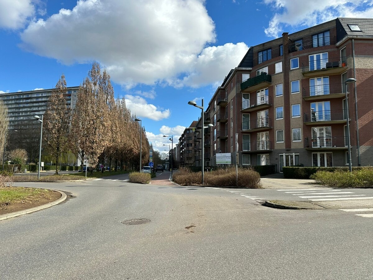 Lichtrijke serviceflat met zonnig terras, privé parking 