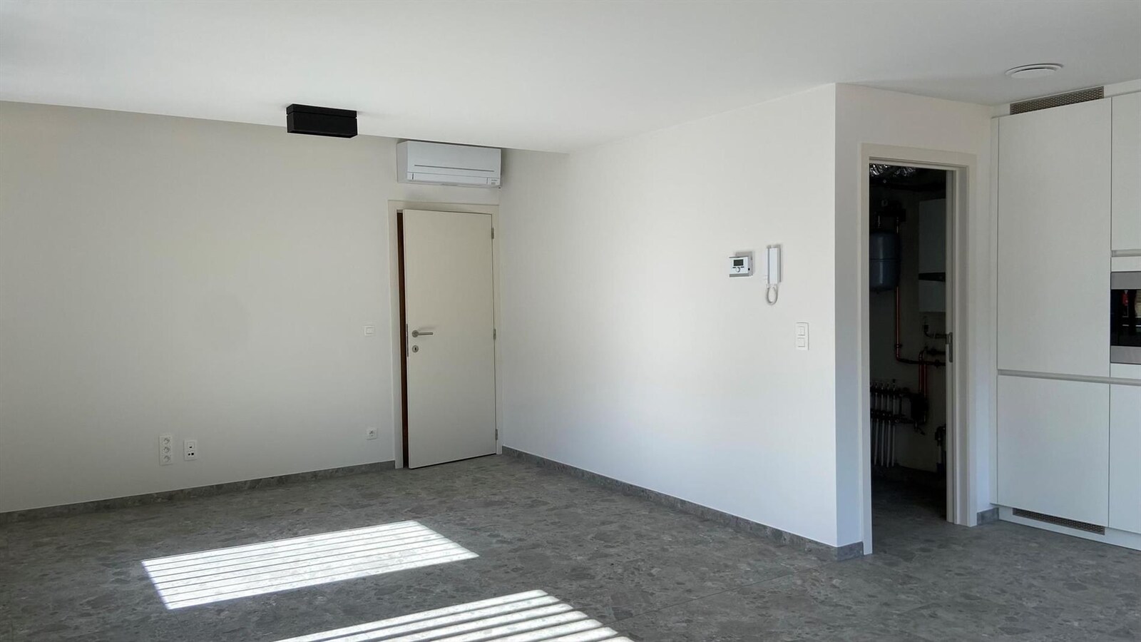 GELIJKVLOERS APPARTEMENT MET TWEE SLAAPKAMERS EN PRIVATIEVE TUIN 