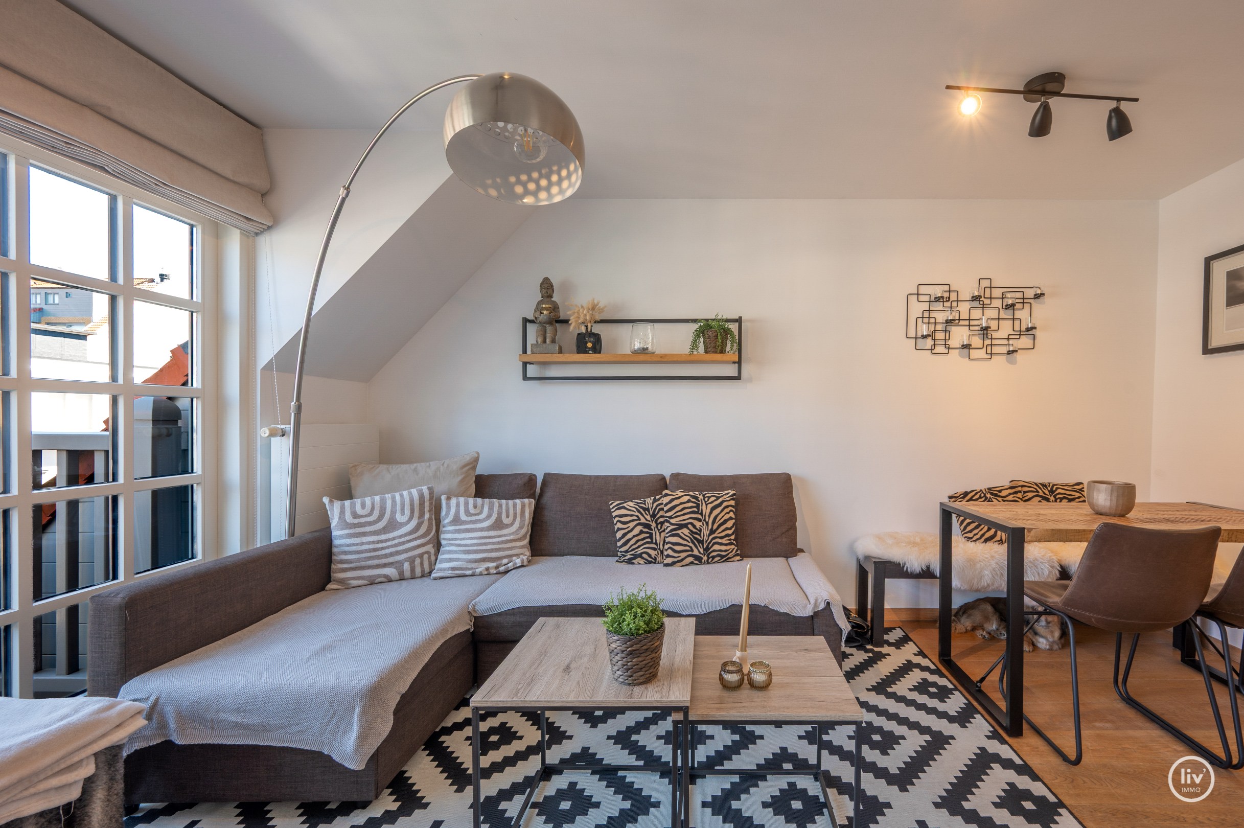 Superbe appartement en duplex de charme dans un emplacement de premier choix sur l'avenue Bayaux à Knokke. 