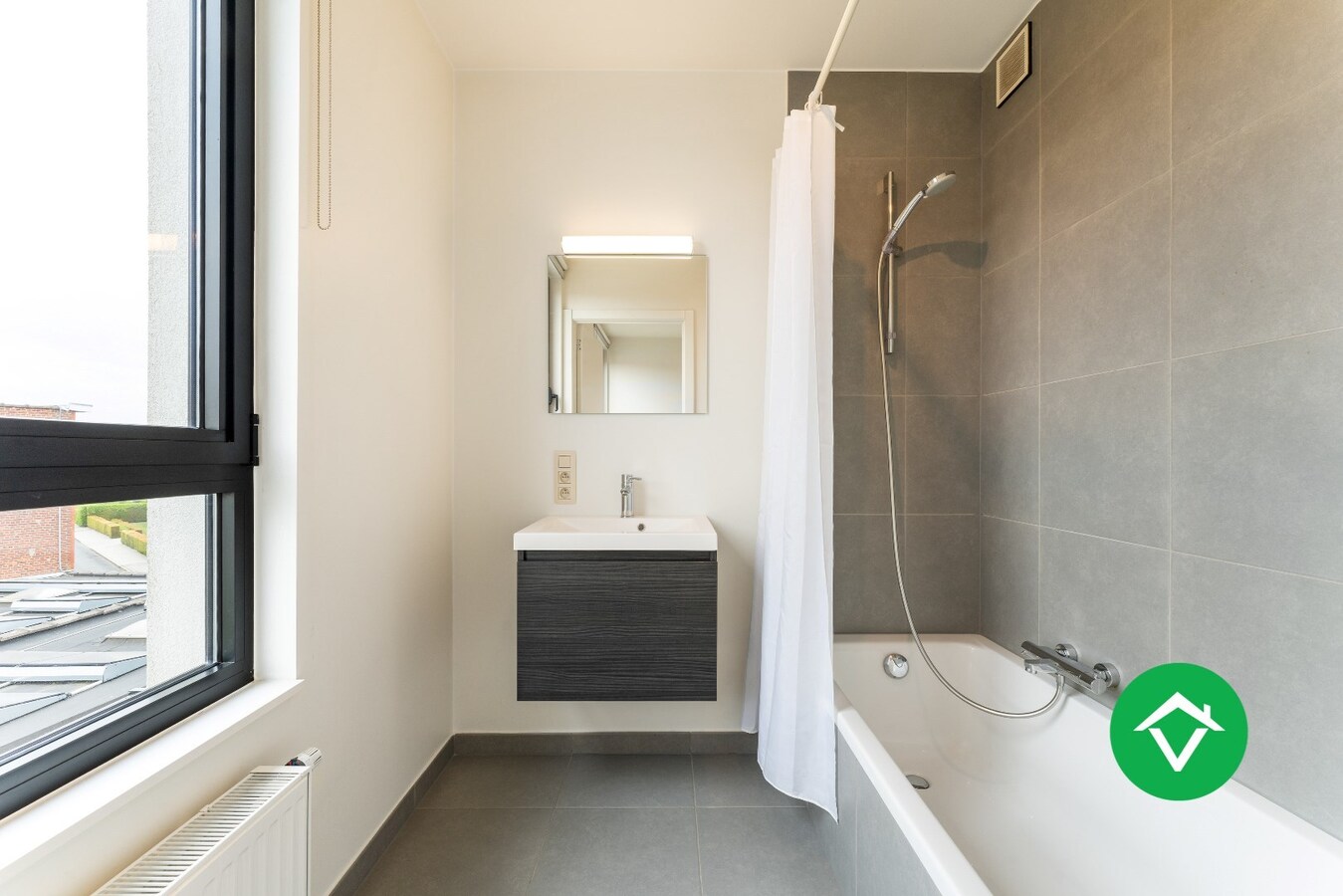 Recent, instapklaar appartement met één slaapkamer, ruim terras en autostaanplaats te Roeselare 