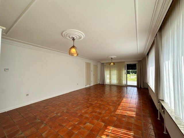 Halfopen woning met 3 slaapkamers, tuin en garage te Neeroeteren. 