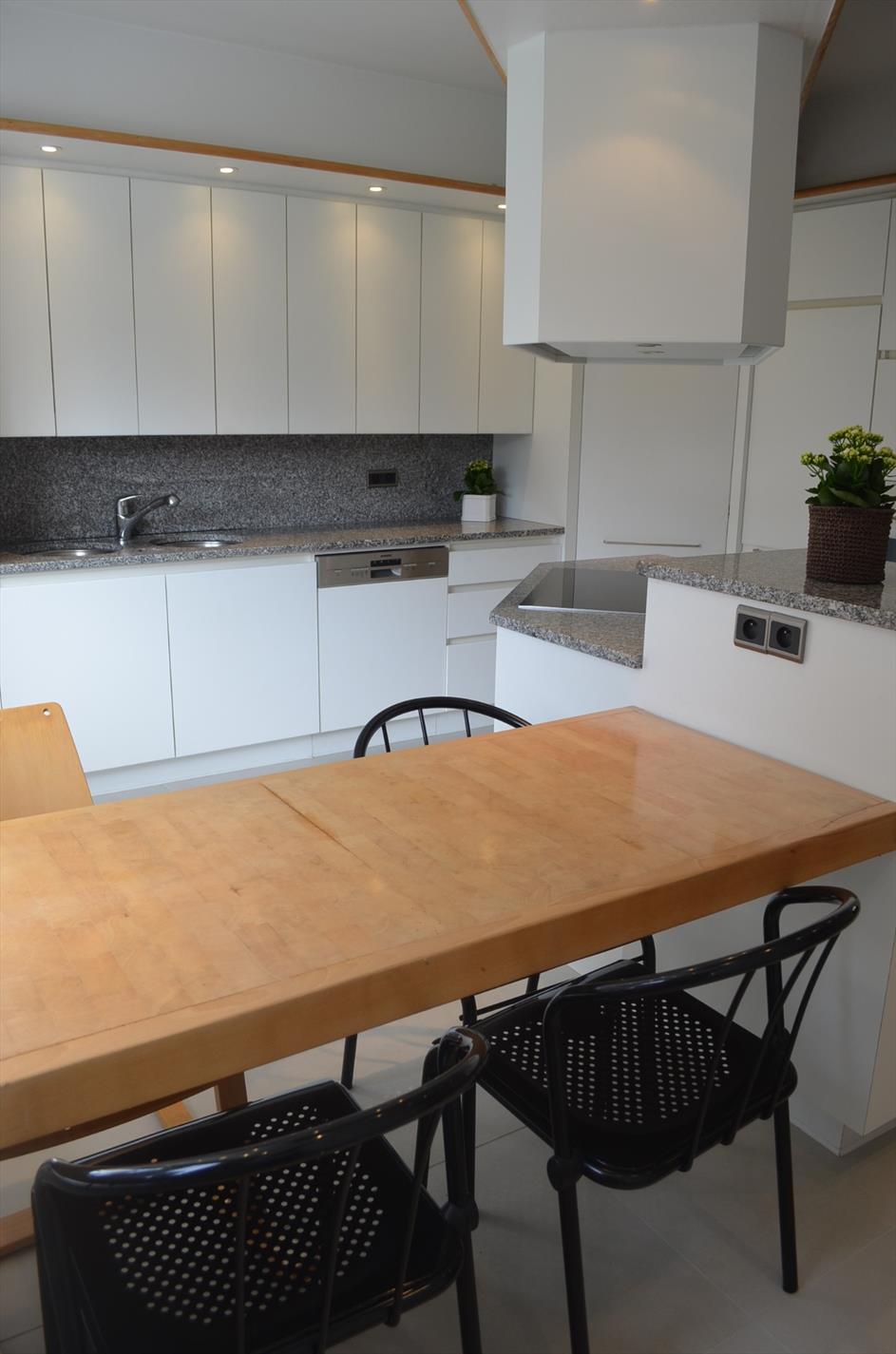 Ruime stijlvolle bel-etage met praktijkruimte, 5 slaapkamers en tuin te centrum Eeklo 