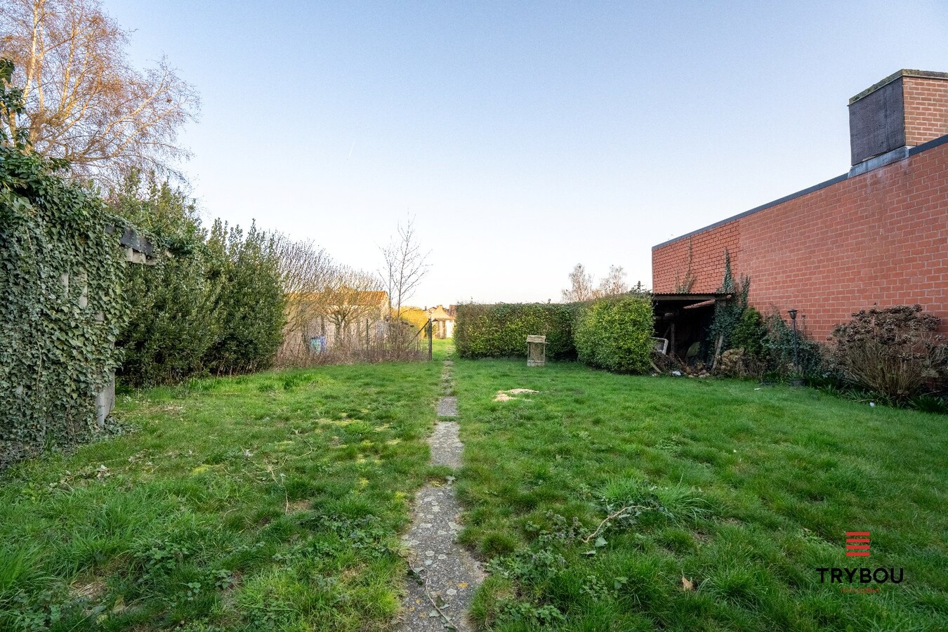 Te renoveren woning met garage en diepe tuin 