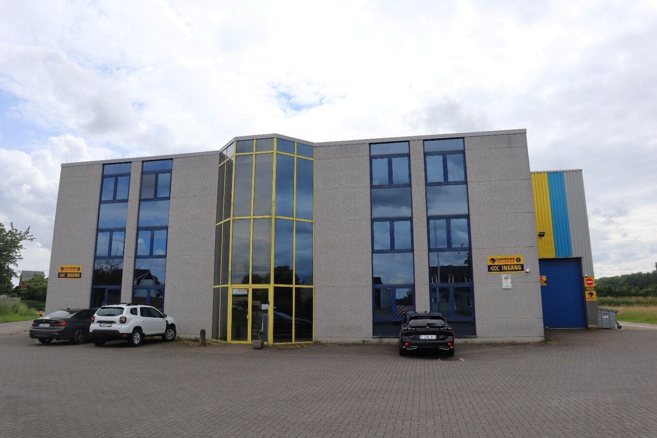 Kantoorruimte 120m² + loods/hangaar/magazijn 775 m² te Boutersem 