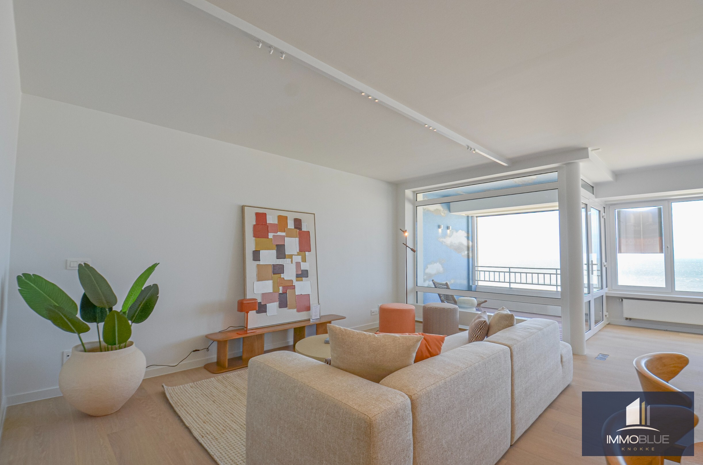 Exclusief – Stijlvol volledig gerenoveerd appartement met frontaal zeezicht. 