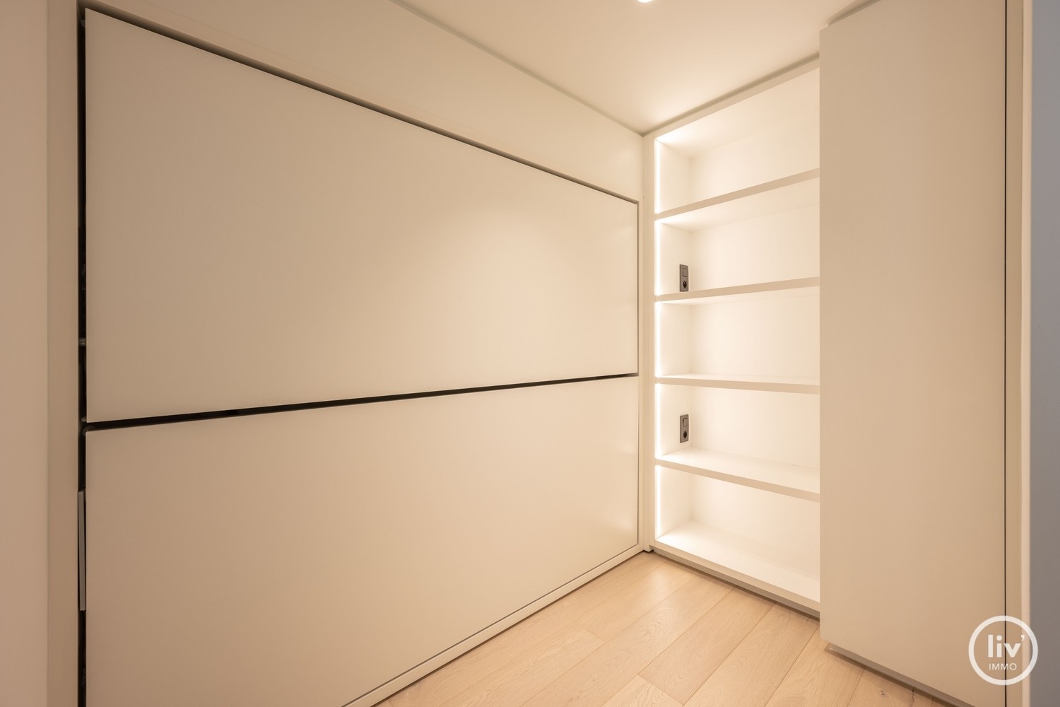GEMEUBELD - Gezellig, gerenoveerd 2-slaapkamerappartement op een topligging vlakbij de Kustlaan te Knokke. 