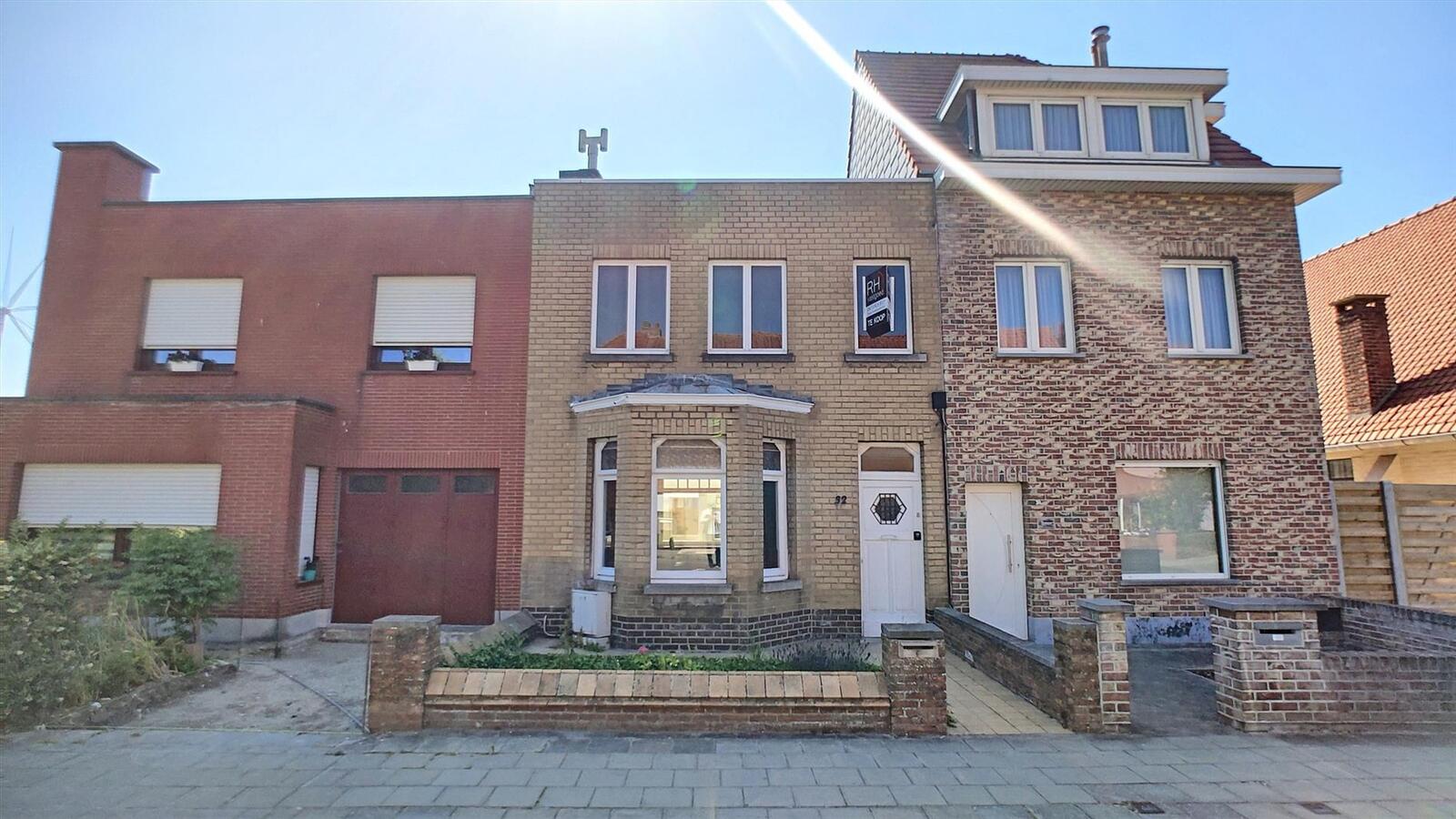 Te renoveren woning met dubbele garage en oprit- Zeebrugge 