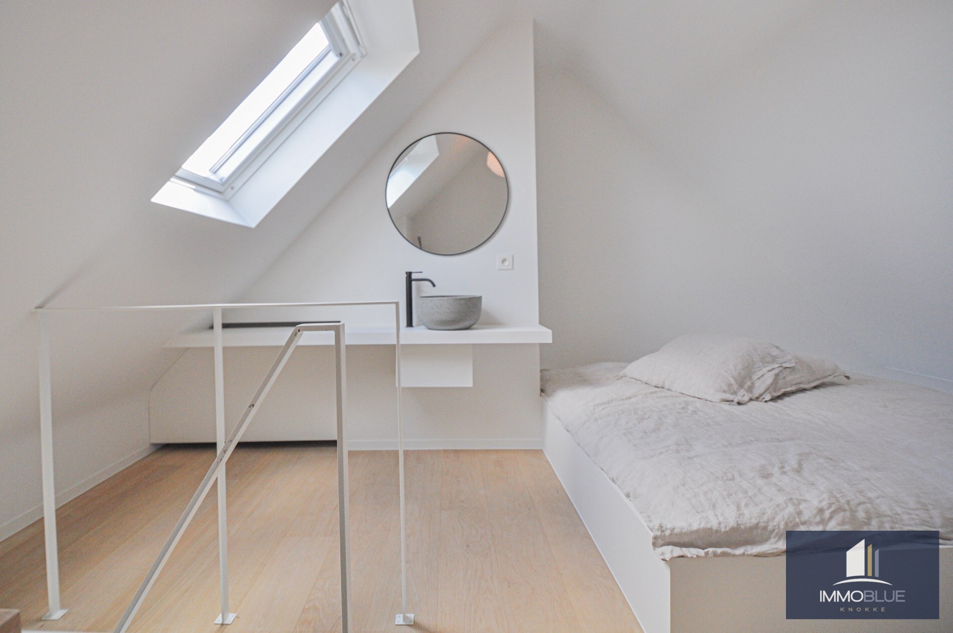 Appartement entièrement rénové avec une grande terrasse ensoleillée. 