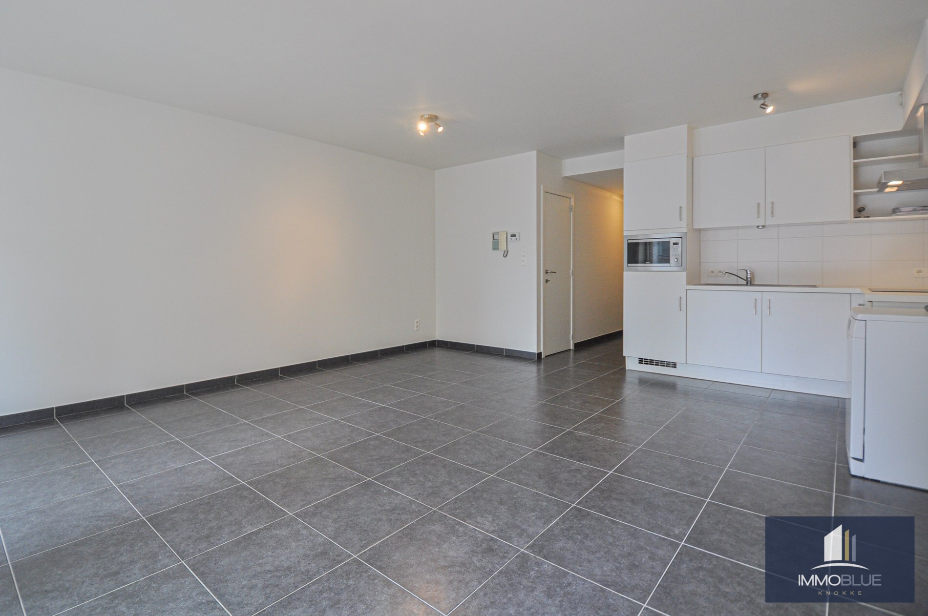 Appartement idéalement situé avec vue partielle sur la mer et sur le centre commercial. 