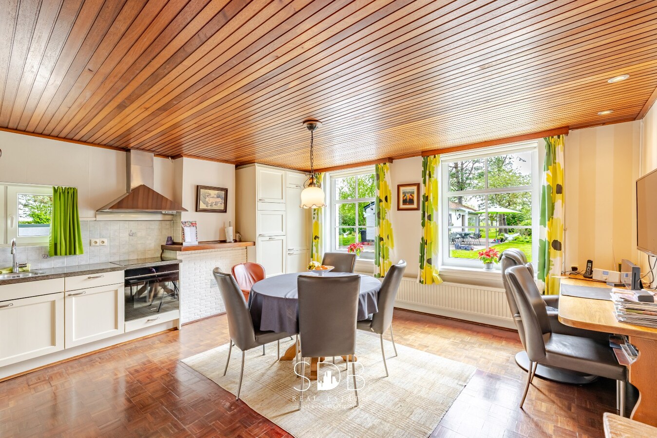 Landelijke woning met authentiek gastenhuis, stalgebouw, graslanden en buitenpiste op 20.285m² 