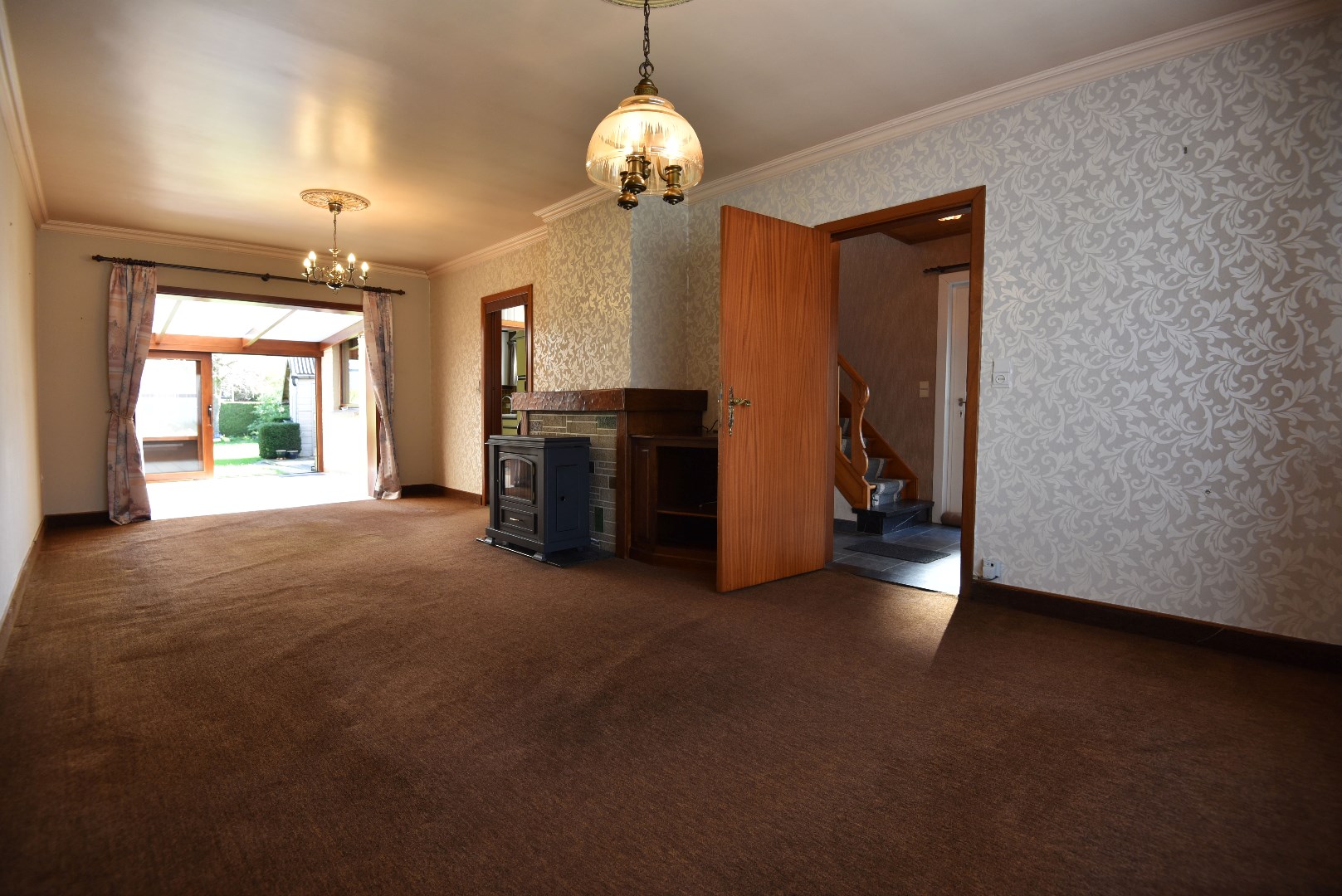 Op te frissen woning met 3 slpks, garage en tuin, rustig gelegen te Adegem 