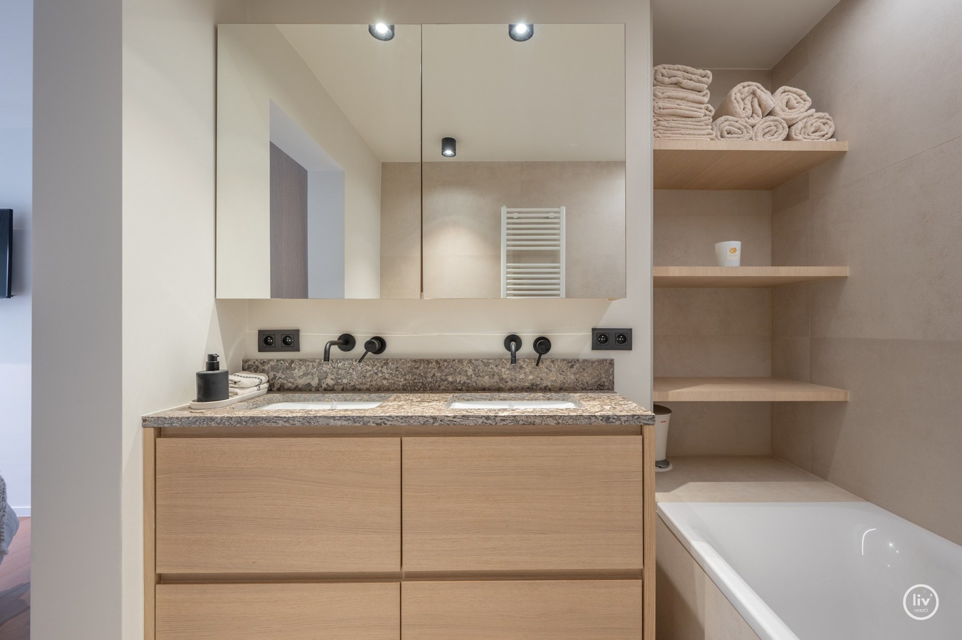 Prachtig ruim 2 slaapkamerappartement met mooie gevelbreedte en groot zonneterras op een topligging vlakbij de Dumortierlaan te Knokke. Garage mogelijk in het gebouw. 