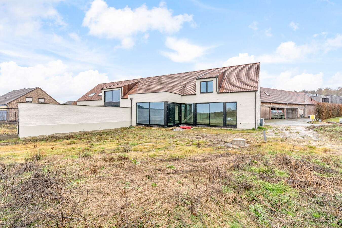 Exclusieve, volledig afgewerkte halfvrijstaande woning na transformatie van bestaande hoeve naar 2 BEN-woningen! 