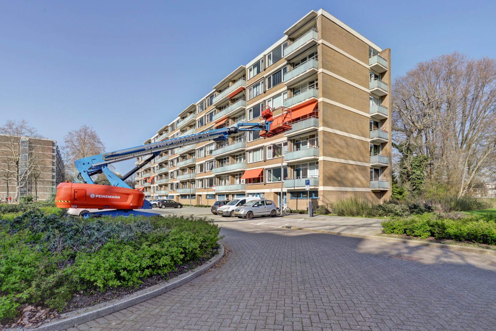 Dit 3 (voorheen 4) kamer appartement is helemaal naar eigen smaak te realiseren met 2 slaapkamers (3e slaapkamer is gemakkelijk te realiseren), 3 balkons, berging in de onderbouw en gelegen op eigen g 