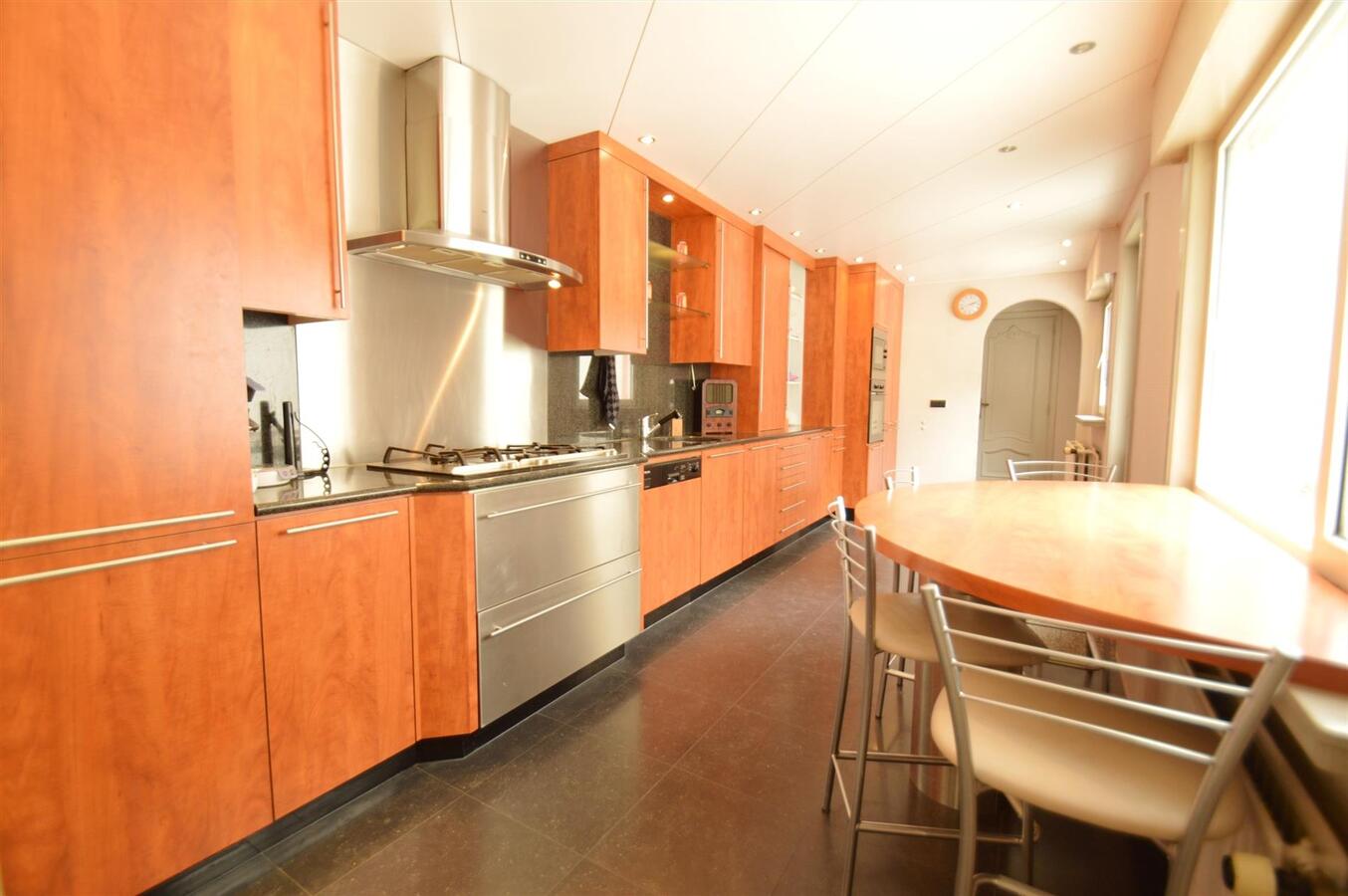 Zeer ruime gezinswoning met terras en garage - Heist 