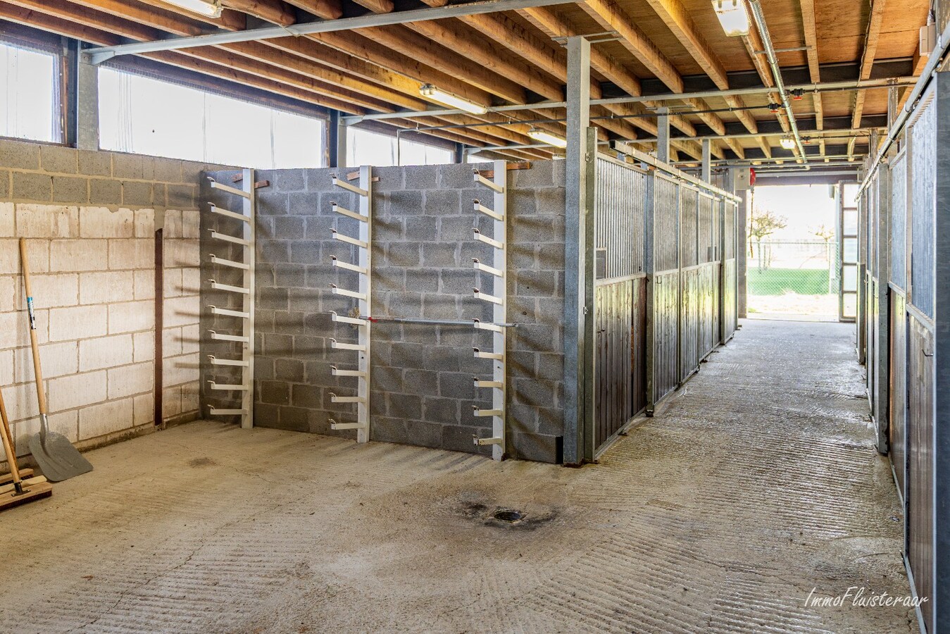 Woning met paardenstallen en buitenpiste op ca. 6,5ha te Bree 