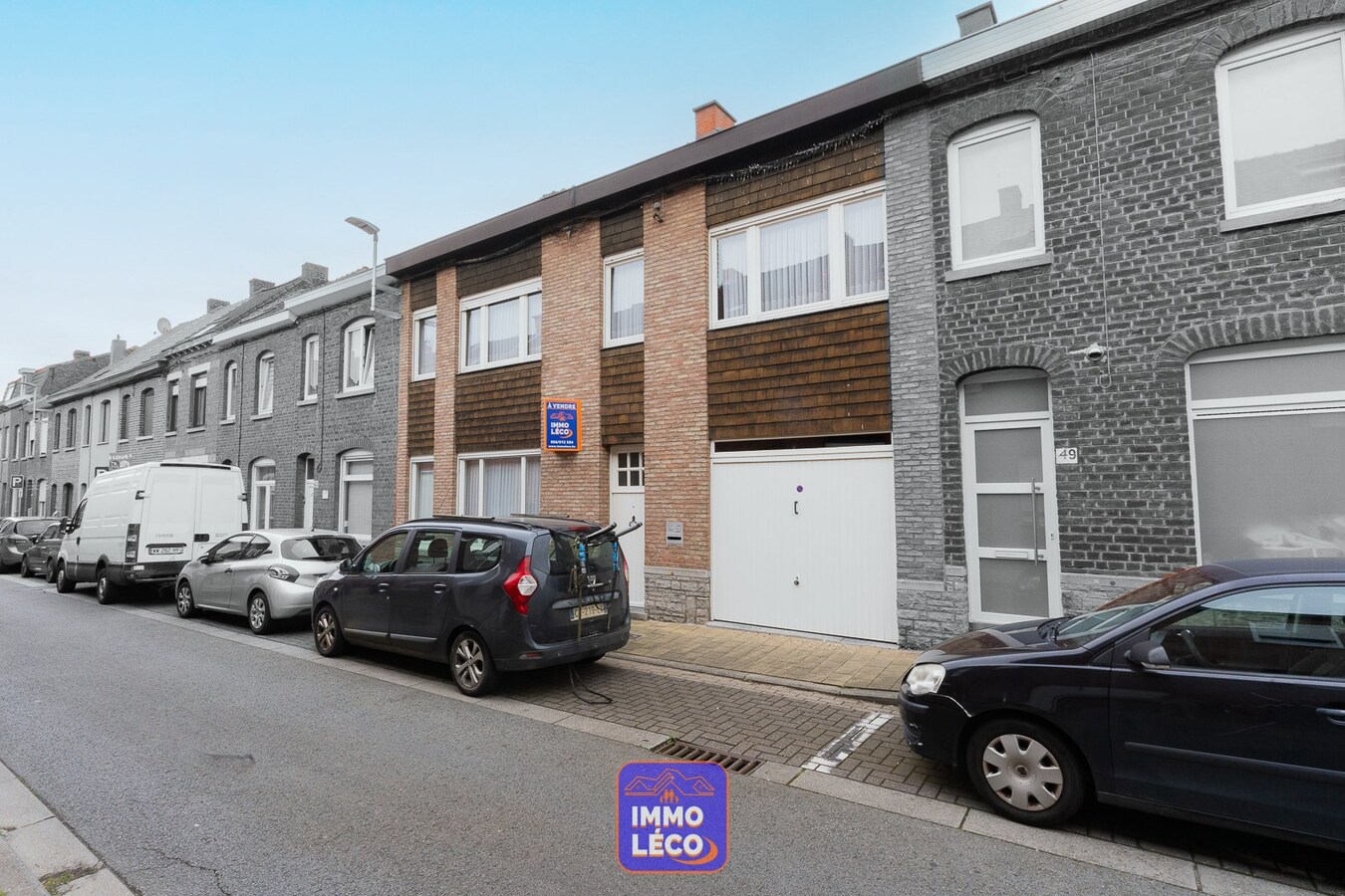 Double maison avec beaux volumes, garage et jardin, érigée sur 447m² ! 
