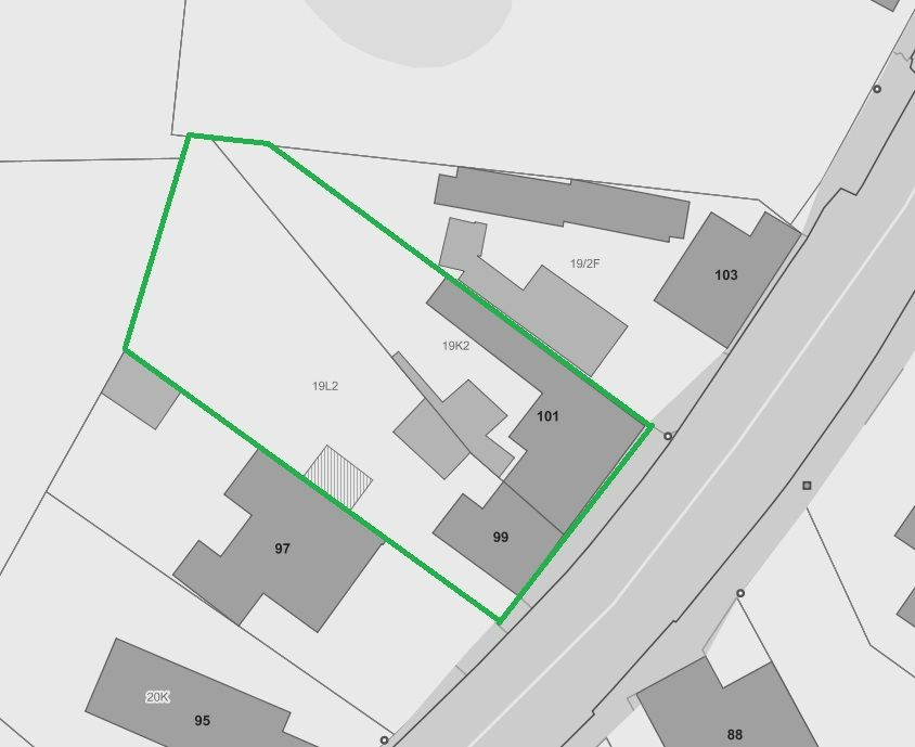 2 ruime grondig te renoveren/af te breken woningen met een gezamelijke grondoppervlakte van 912 m² 