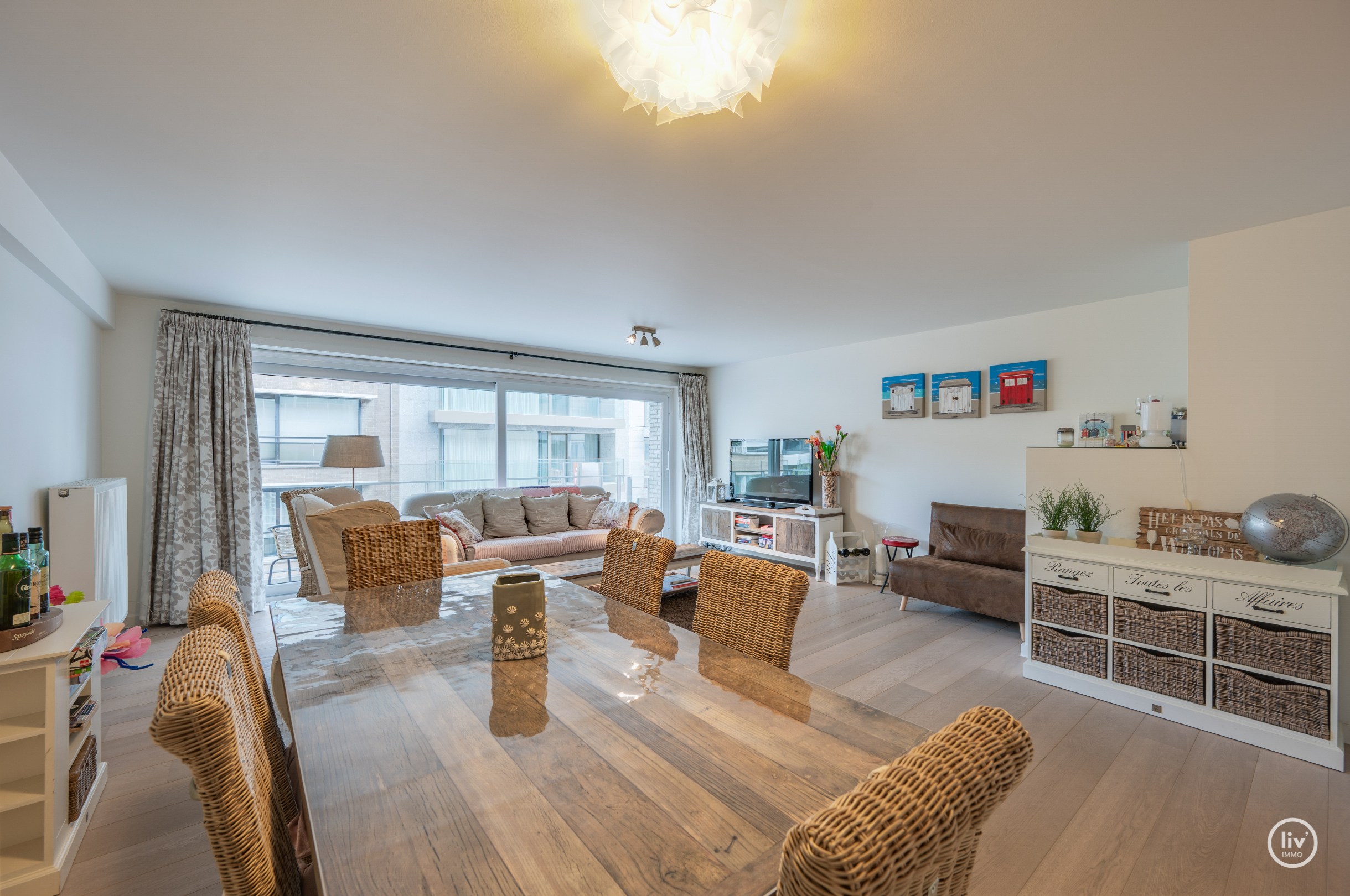 Ruim en récent (2011) appartement met 2 volwaardige slaapkamers op een topligging vlakbij de Dumortierlaan te Knokke. 