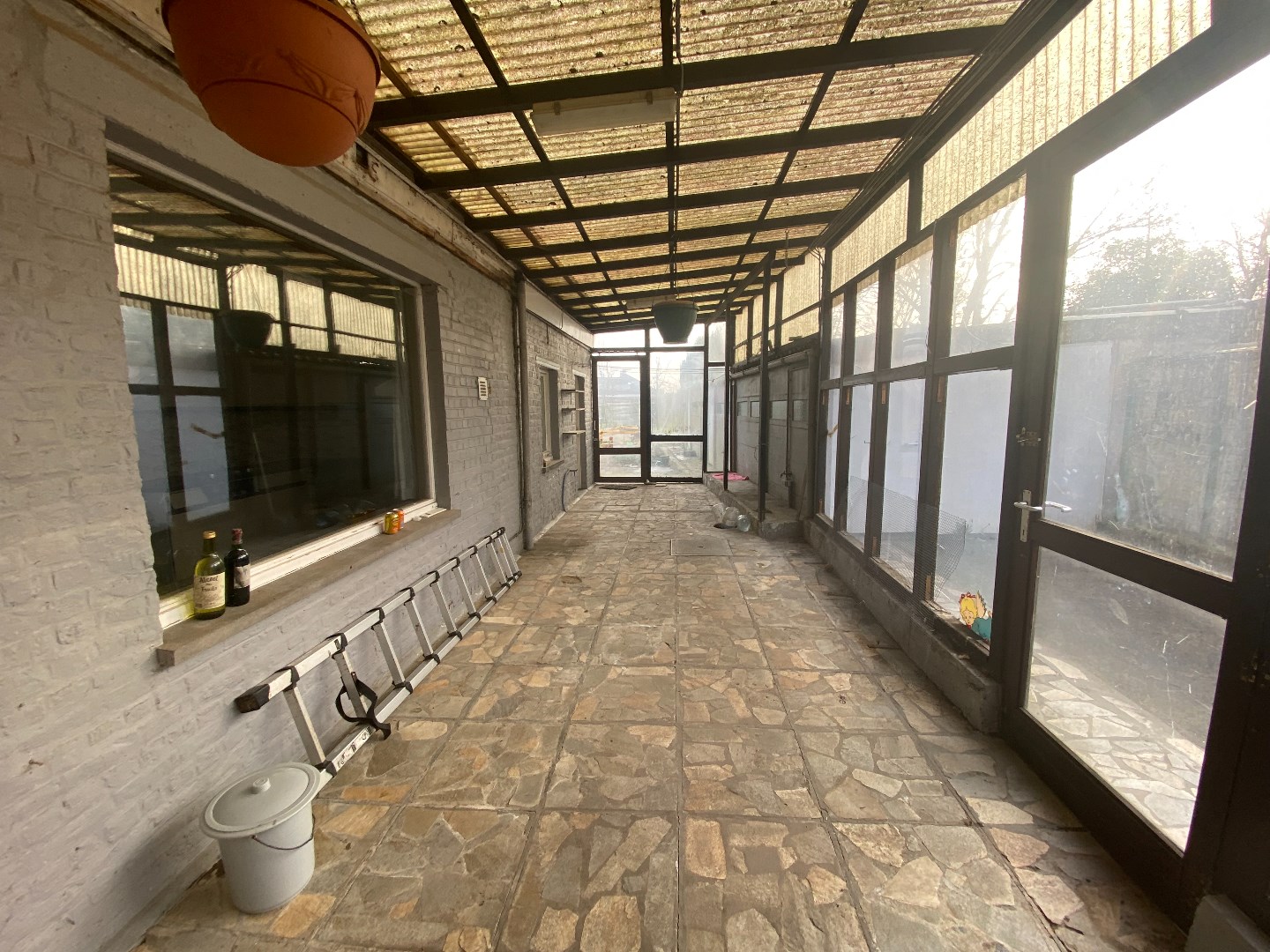 Te renoveren hoekwoning met grote tuin 